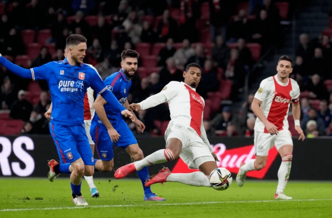 关于雷丁罚下一人，客场逼平对手的信息