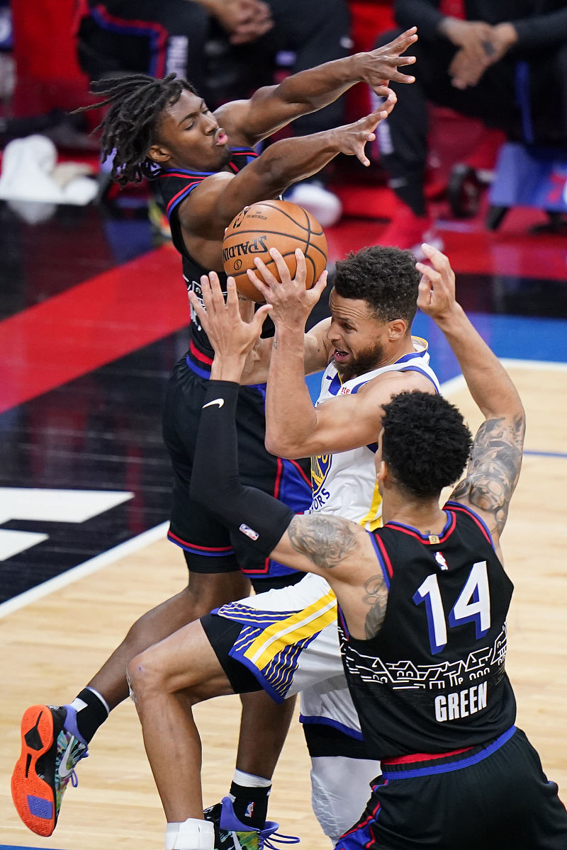 雄鹰主场大捷,稳健击败强敌 雄鹰主场大捷,稳健击败强敌