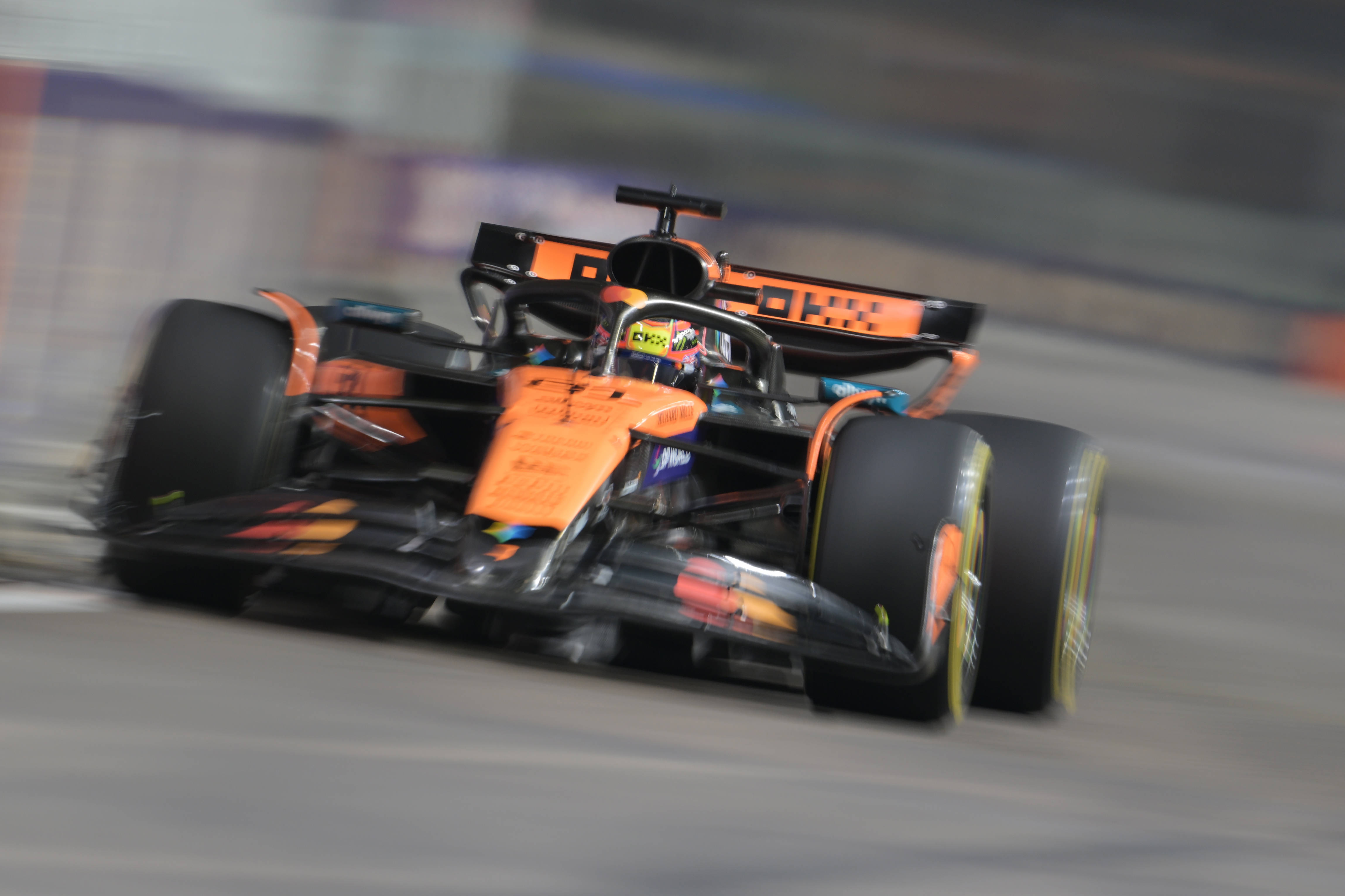 包含红牛二队轻取迈凯伦，勒克莱尔统治全场的词条