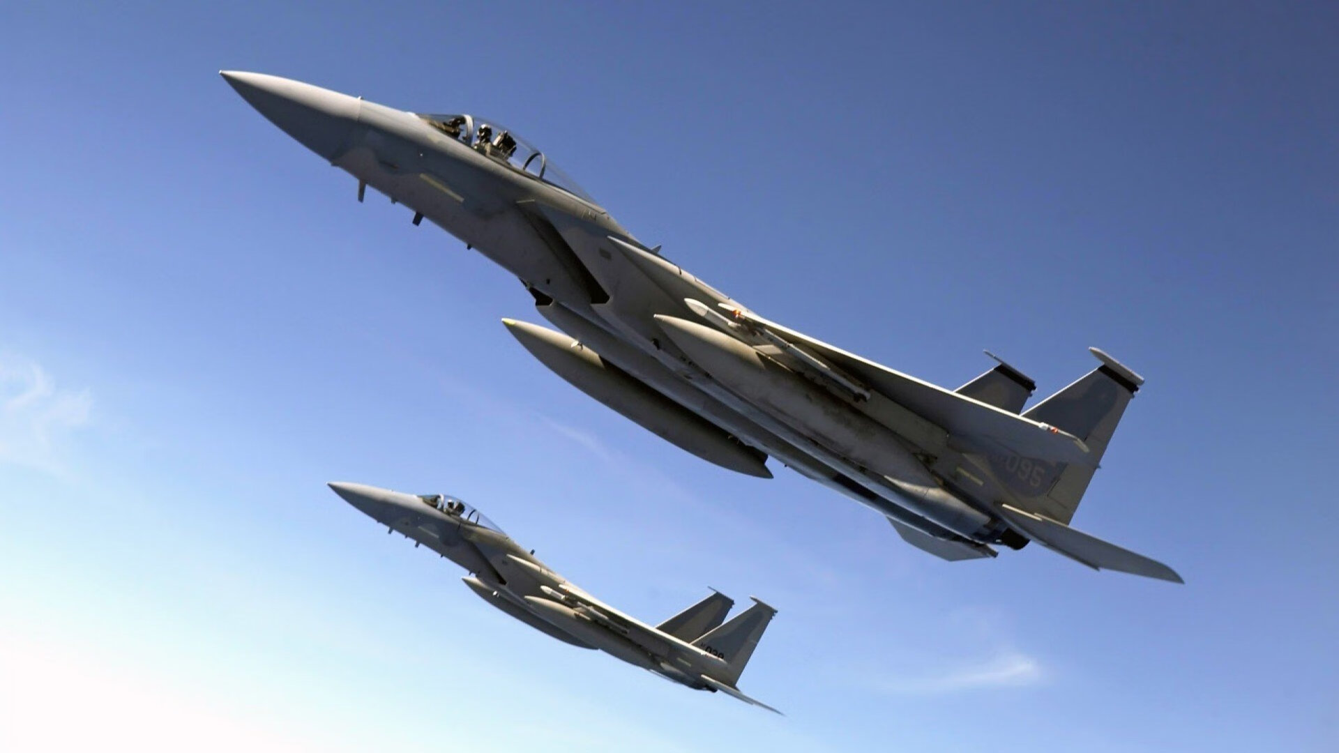 这是一篇充满文学张力和思辨色彩的命题作文。我们尝试将苏格兰的团队铁血与梅西的个人神性进行镜像对比，探讨两种截然不同却同样震撼人心的胜利哲学